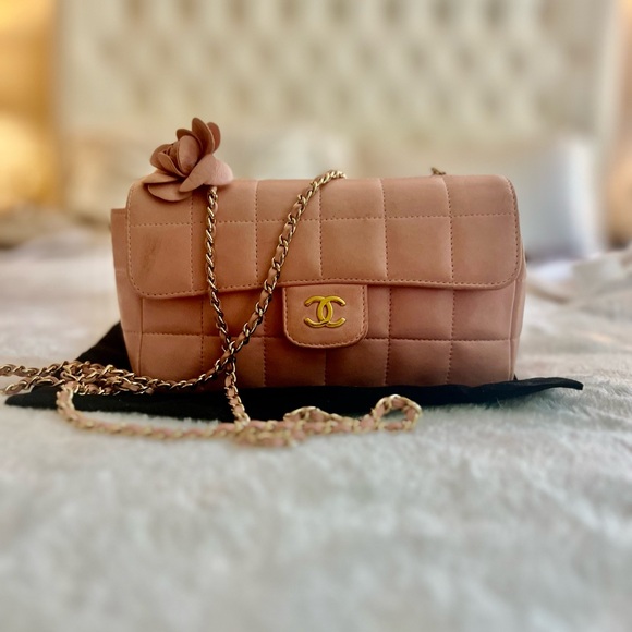 Authentic Chanel small Pink Lambskin crossbody/shoulder bag. - Picture 5 of 7